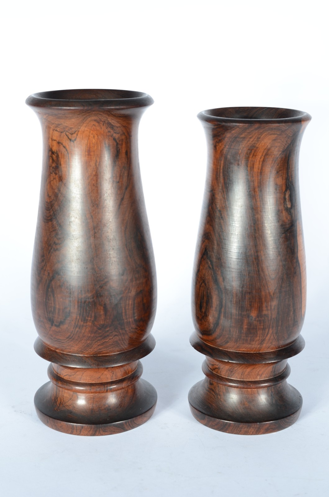 Dois vasos de madeira nobre. - foto 1 de 5