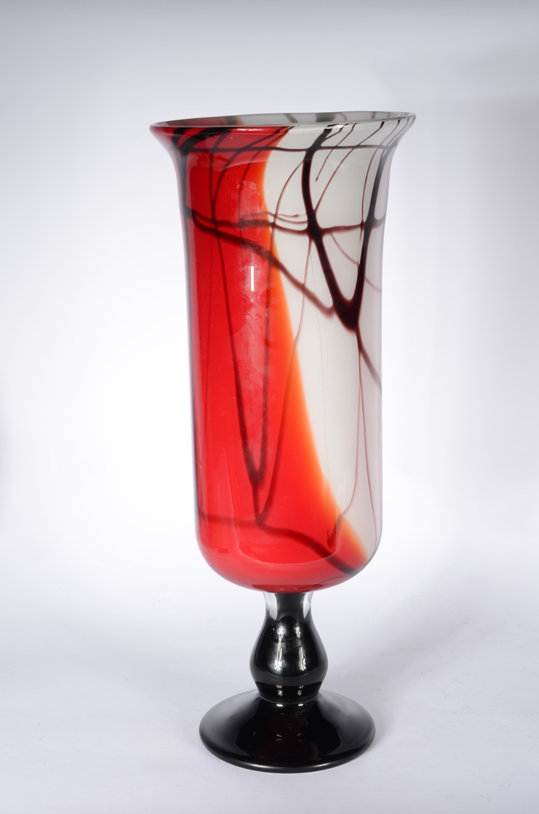 Vaso/floreira de vidro decorativo com mesclas em tons de vermelho e... - foto 3 de 5