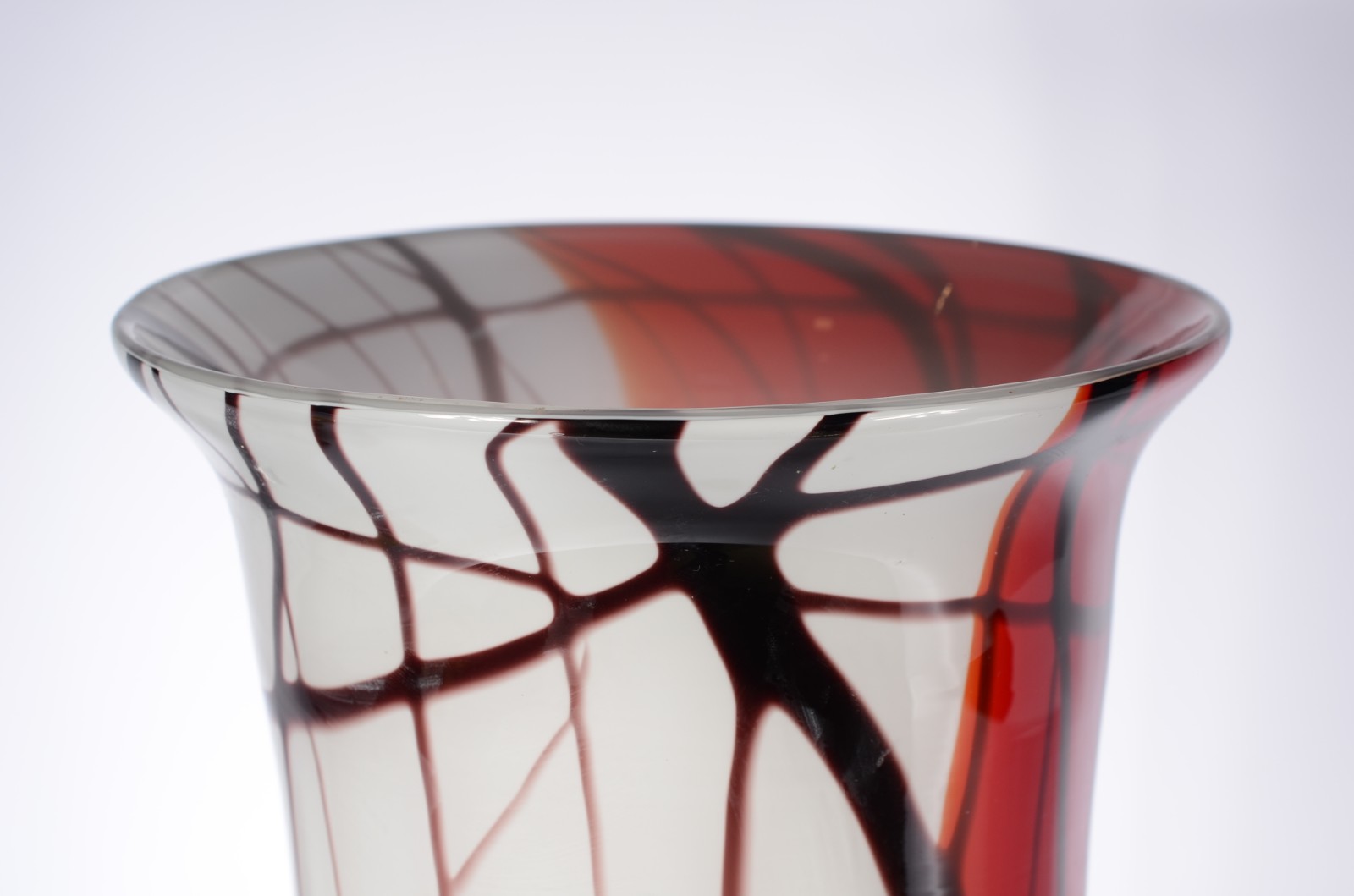 Vaso/floreira de vidro decorativo com mesclas em tons de vermelho e... - foto 4 de 5