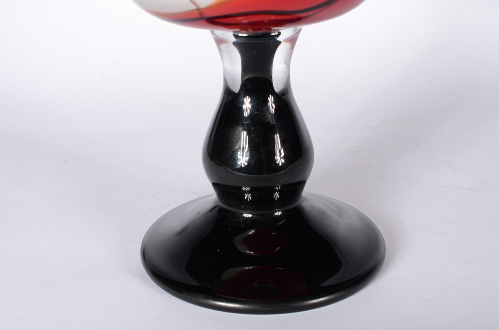 Vaso/floreira de vidro decorativo com mesclas em tons de vermelho e... - foto 5 de 5