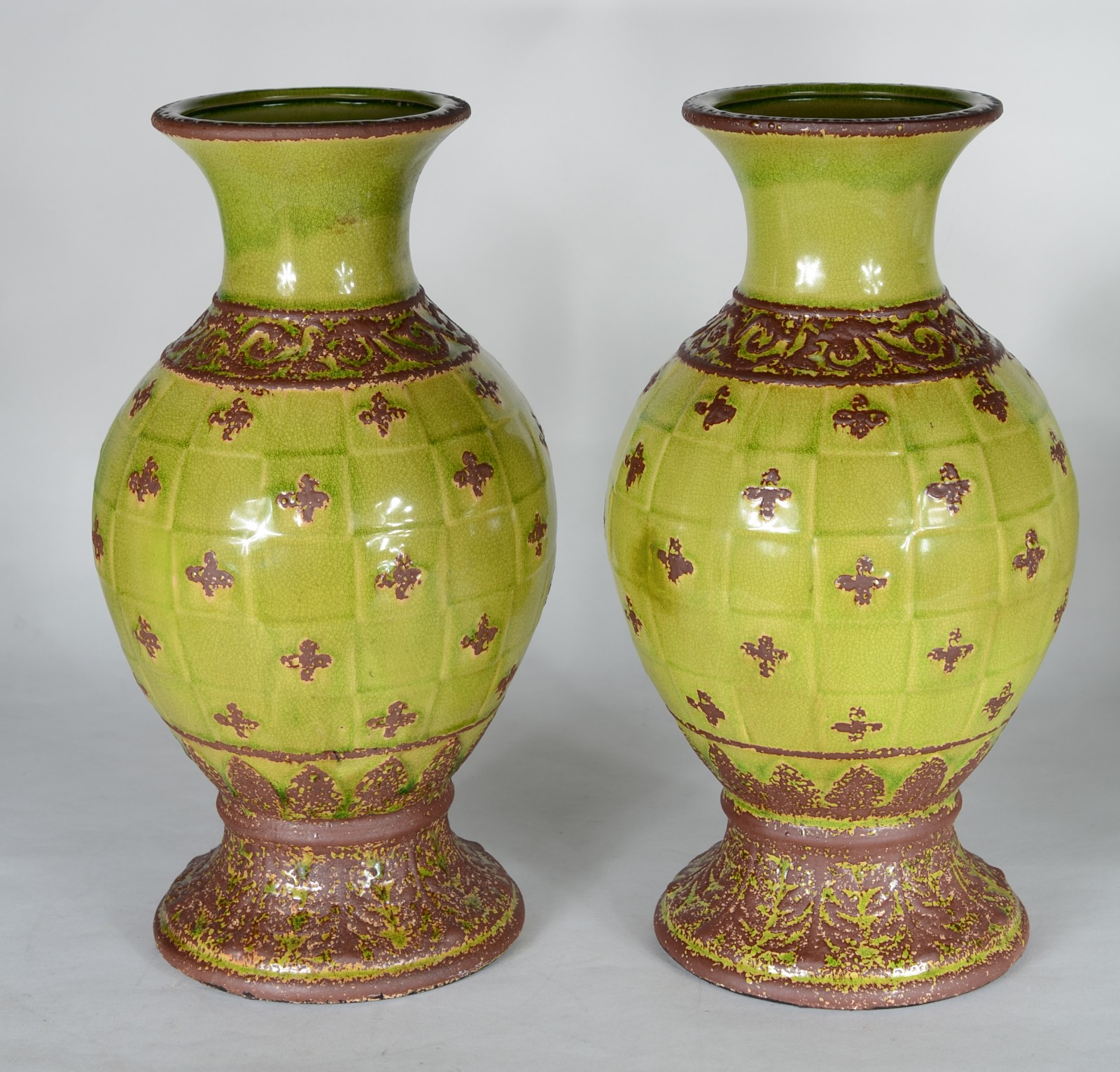 Par de vasos de cerâmica na cor verde com guirlandas em relvo... - foto 1 de 7