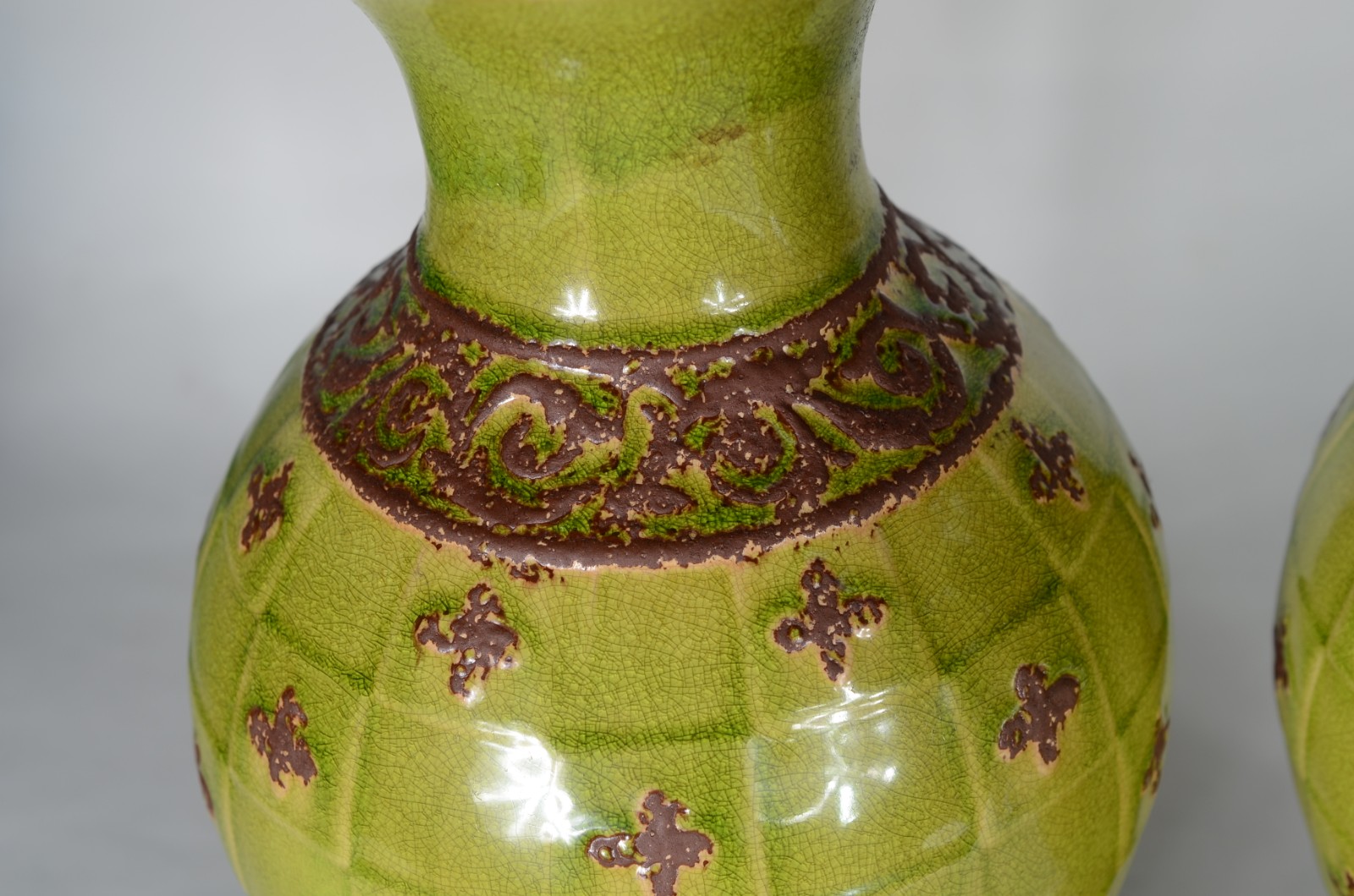 Par de vasos de cerâmica na cor verde com guirlandas em relvo... - foto 2 de 7