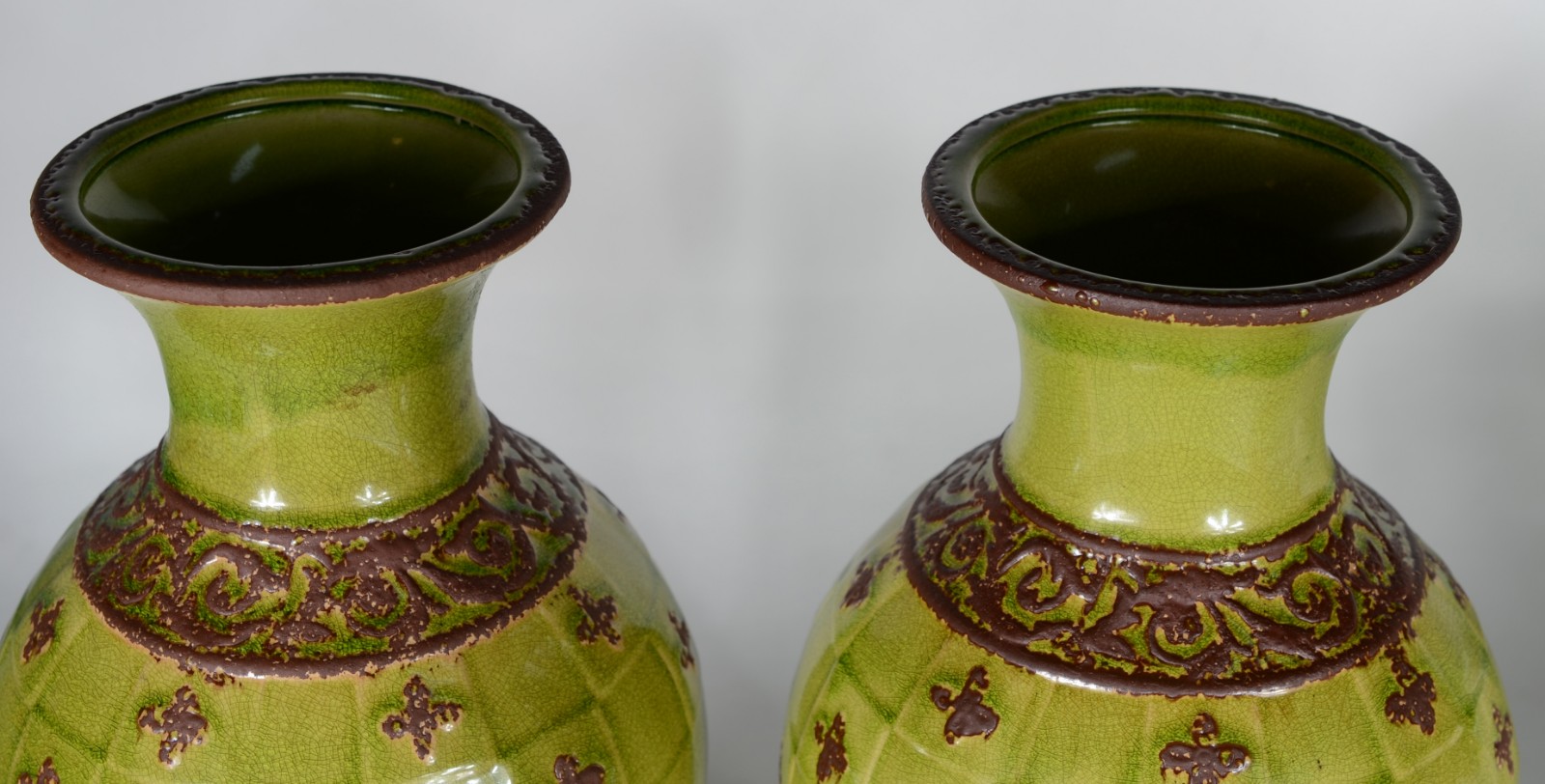 Par de vasos de cerâmica na cor verde com guirlandas em relvo... - foto 3 de 7
