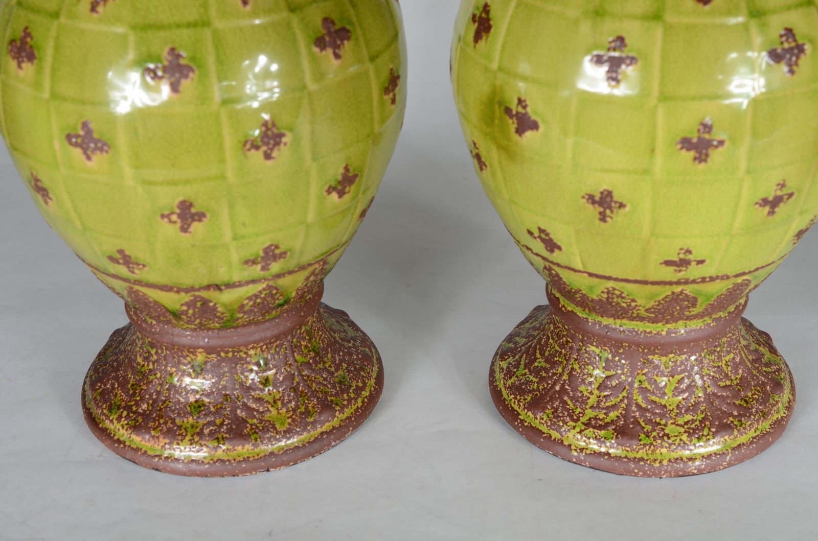 Par de vasos de cerâmica na cor verde com guirlandas em relvo... - foto 4 de 7