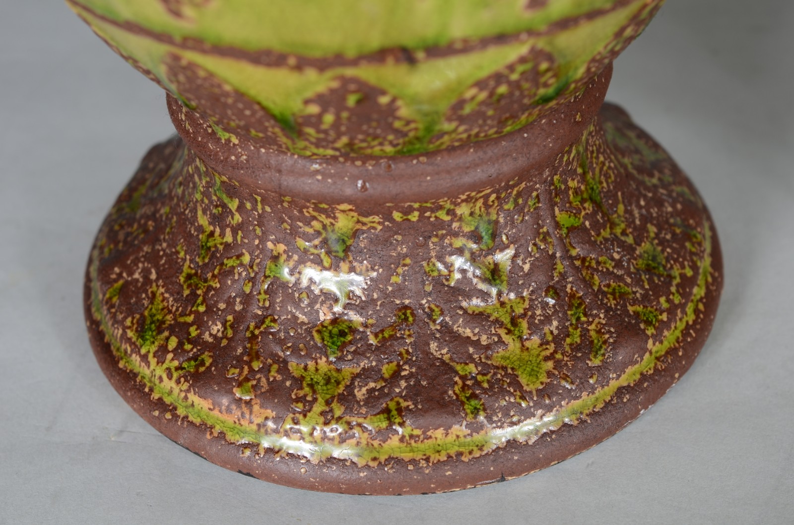 Par de vasos de cerâmica na cor verde com guirlandas em relvo... - foto 5 de 7