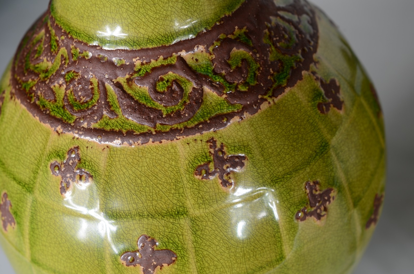 Par de vasos de cerâmica na cor verde com guirlandas em relvo... - foto 6 de 7