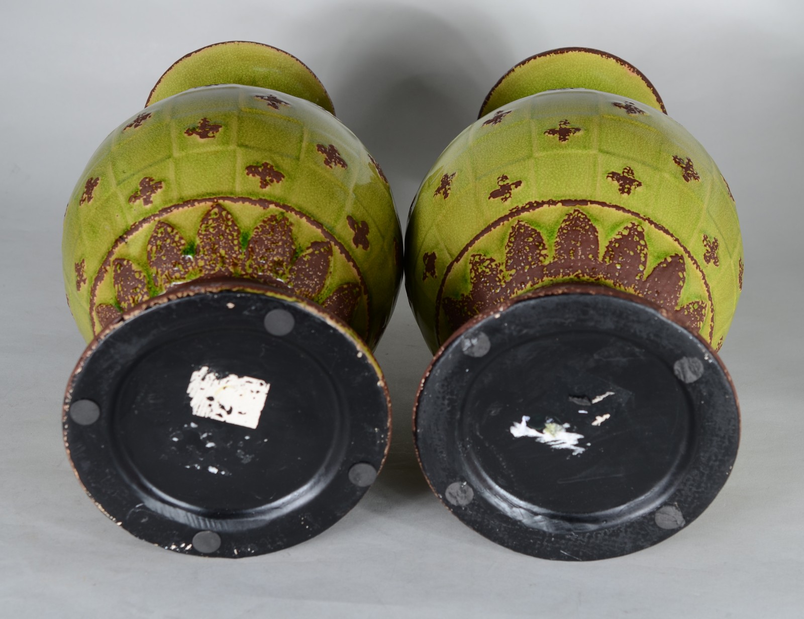 Par de vasos de cerâmica na cor verde com guirlandas em relvo... - foto 7 de 7