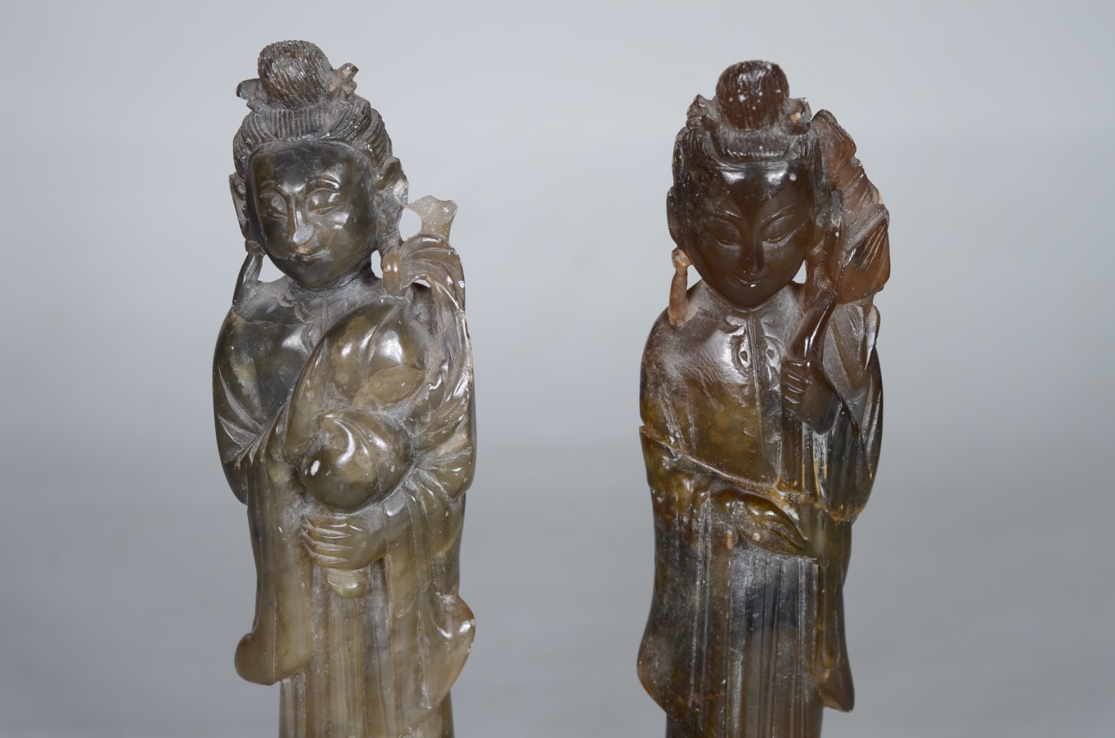 Par de estatuetas de pedra dura representando Gueixas. Uma delas... - foto 2 de 9