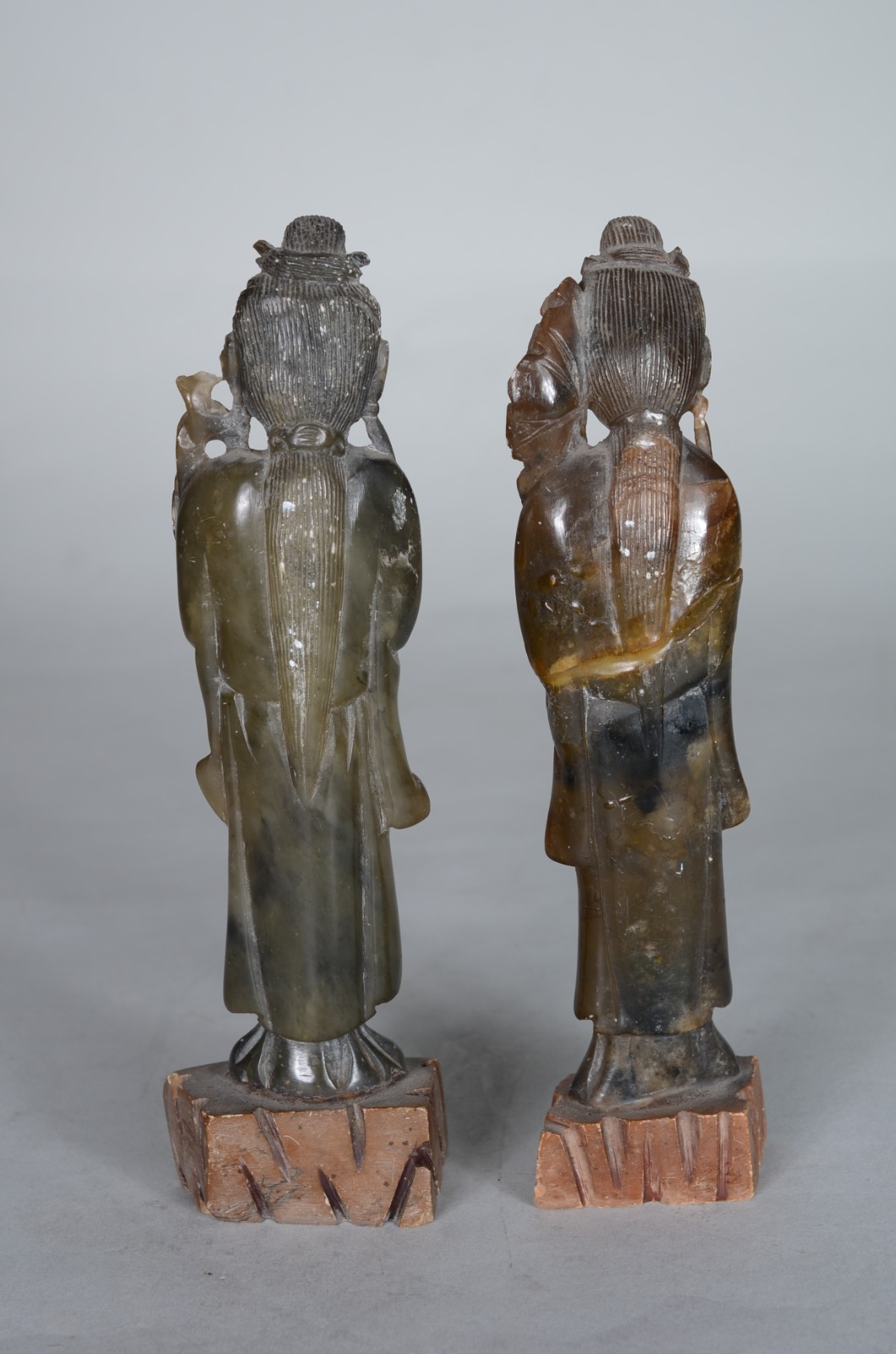 Par de estatuetas de pedra dura representando Gueixas. Uma delas... - foto 5 de 9