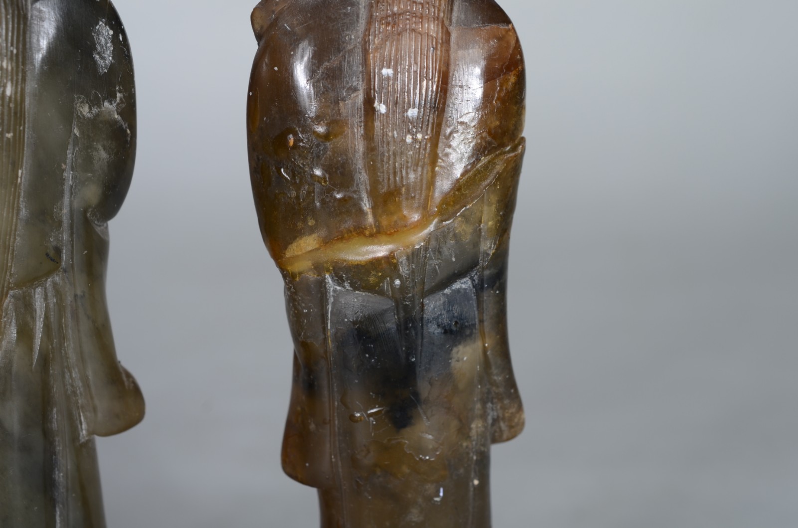 Par de estatuetas de pedra dura representando Gueixas. Uma delas... - foto 8 de 9