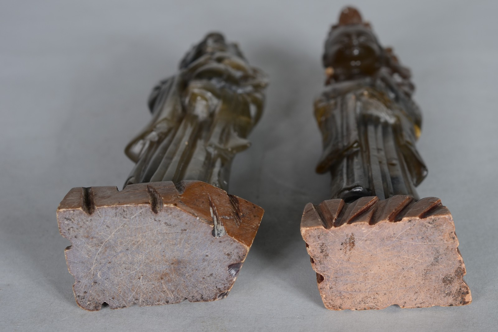Par de estatuetas de pedra dura representando Gueixas. Uma delas... - foto 9 de 9