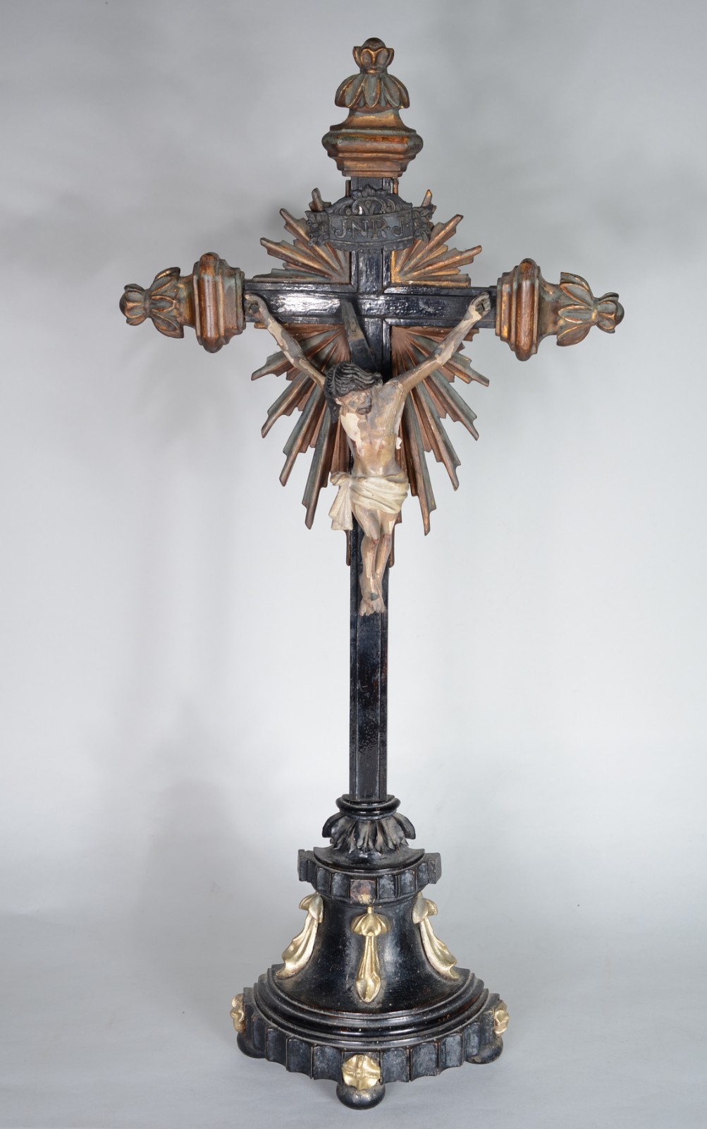 Crucifixo de madeira com figura de Cristo entalhada e policromada... - foto 1 de 8