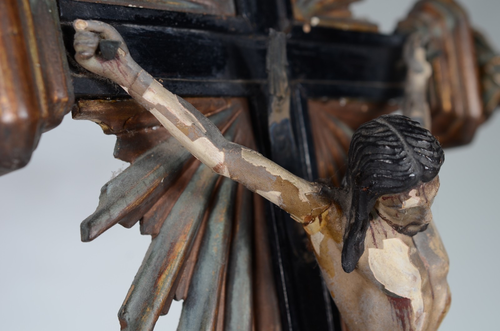 Crucifixo de madeira com figura de Cristo entalhada e policromada... - foto 2 de 8