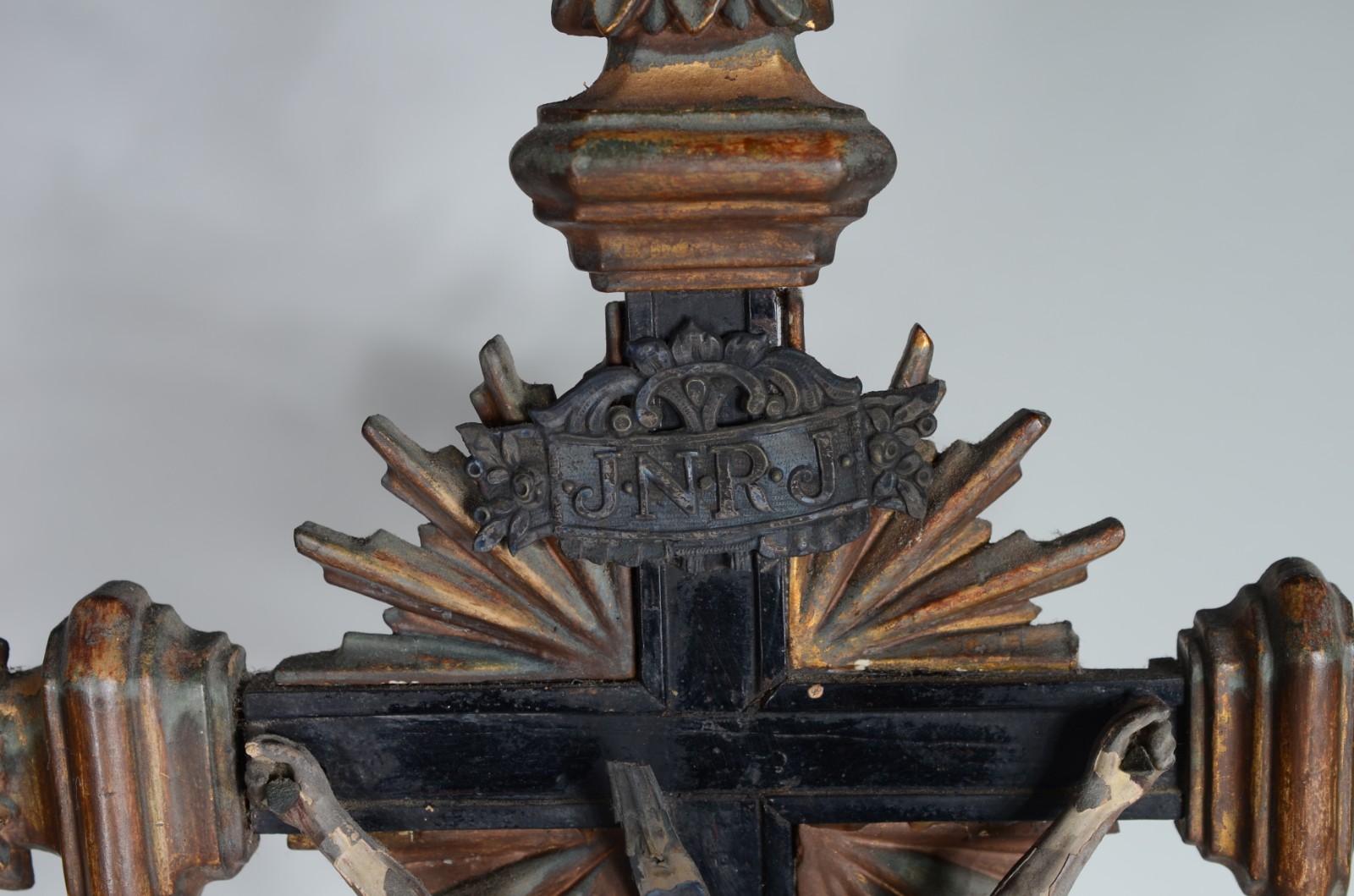 Crucifixo de madeira com figura de Cristo entalhada e policromada... - foto 4 de 8