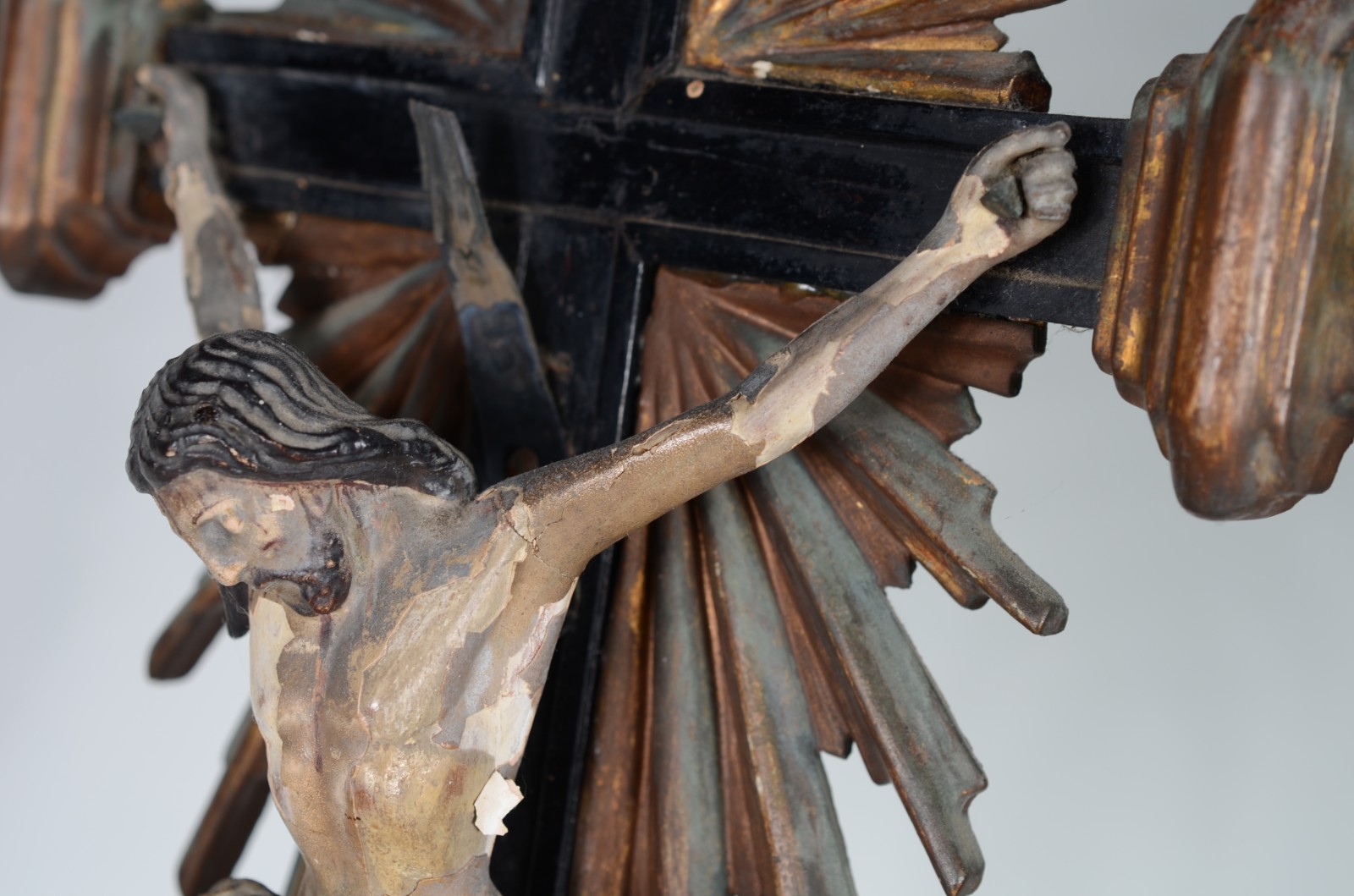 Crucifixo de madeira com figura de Cristo entalhada e policromada... - foto 5 de 8