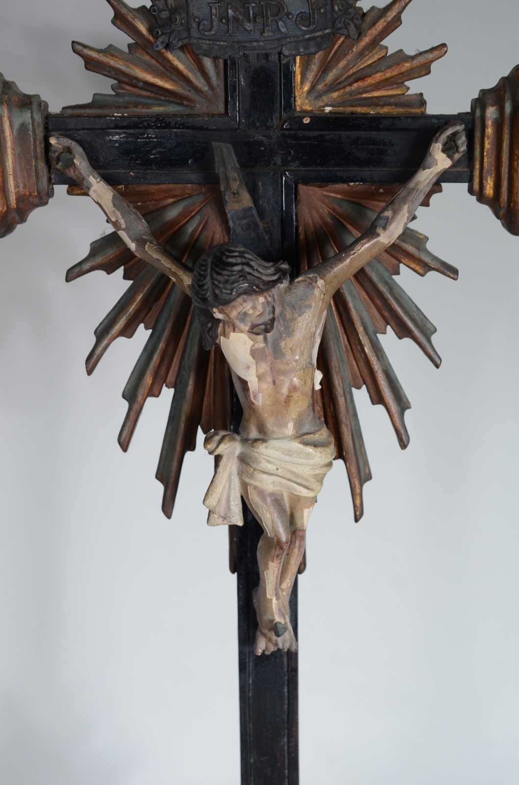 Crucifixo de madeira com figura de Cristo entalhada e policromada... - foto 6 de 8