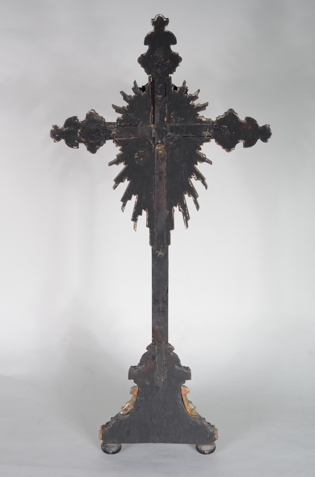 Crucifixo de madeira com figura de Cristo entalhada e policromada... - foto 7 de 8