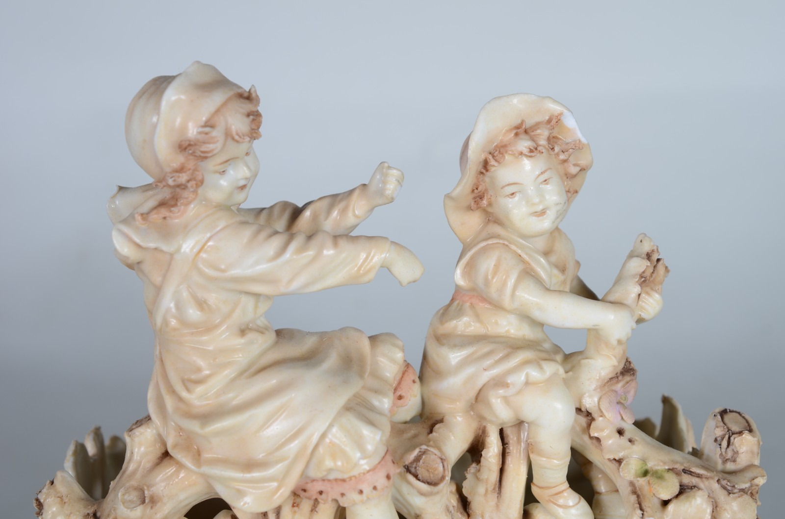 Floreira de biscuit com figuras de crianças. Pequenos defeitos... - foto 2 de 9