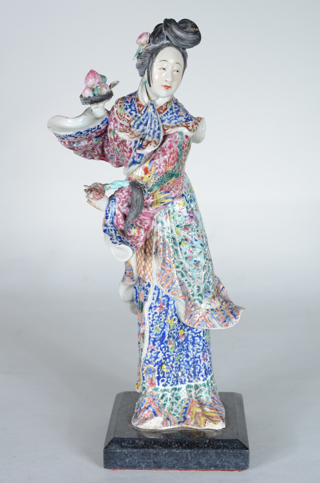 Estatueta representando gueixa de porcelana oriental policromada... - foto 1 de 8
