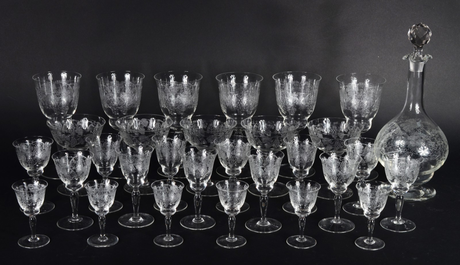 Serviço de cristal lavrado, composto de: 5 taças para champagne, 6... - foto 1 de 11