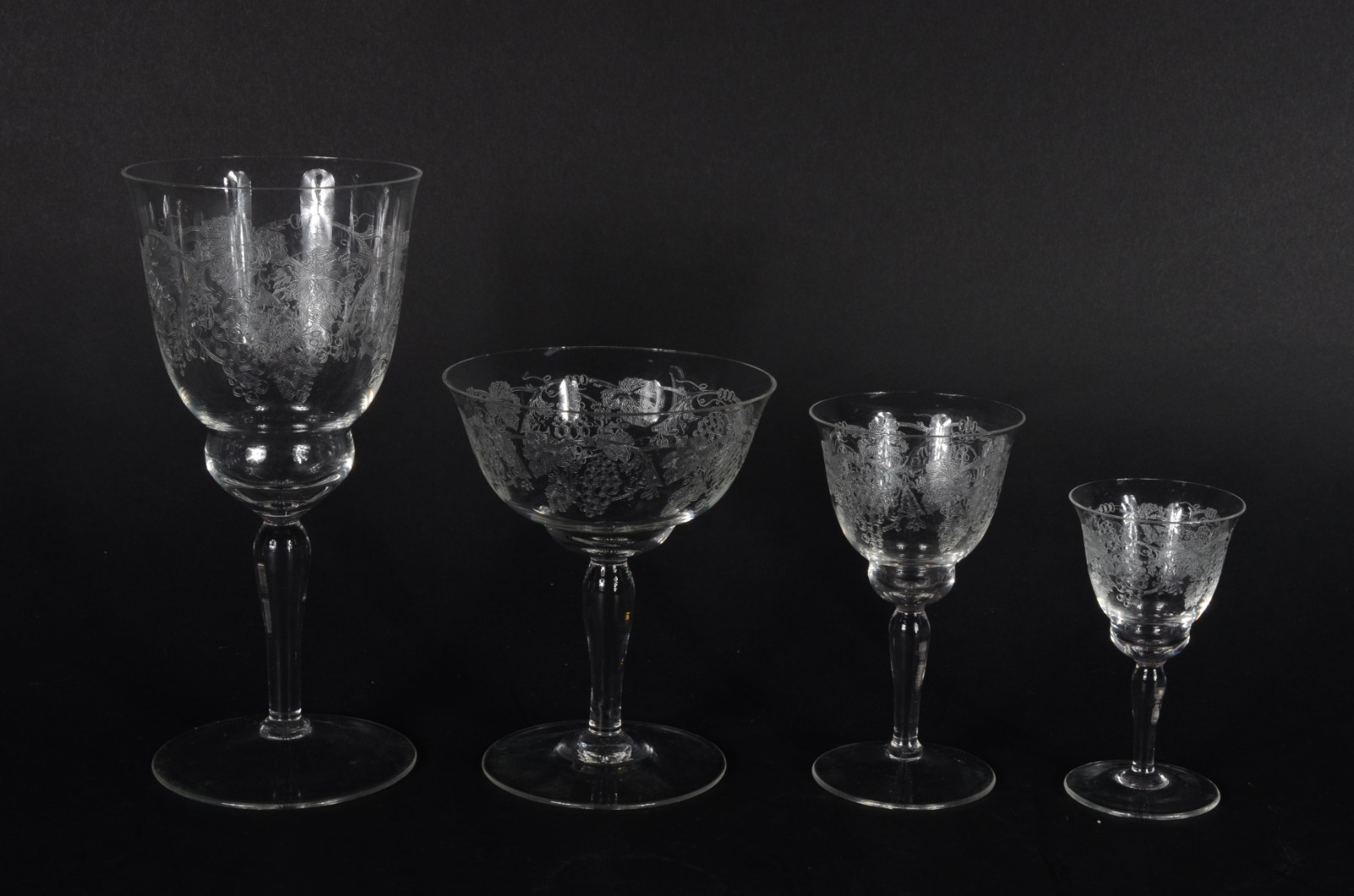 Serviço de cristal lavrado, composto de: 5 taças para champagne, 6... - foto 2 de 11