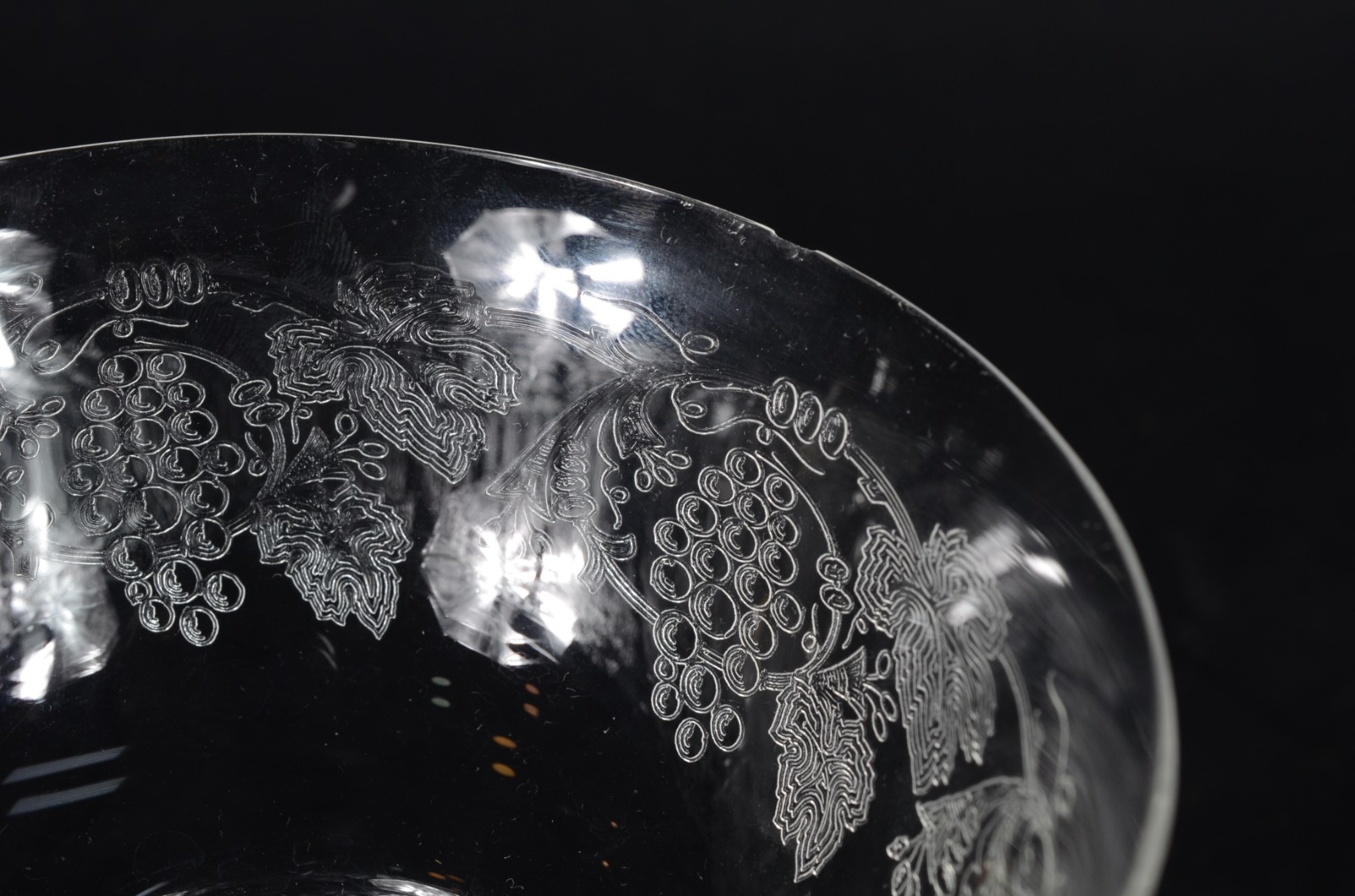 Serviço de cristal lavrado, composto de: 5 taças para champagne, 6... - foto 8 de 11