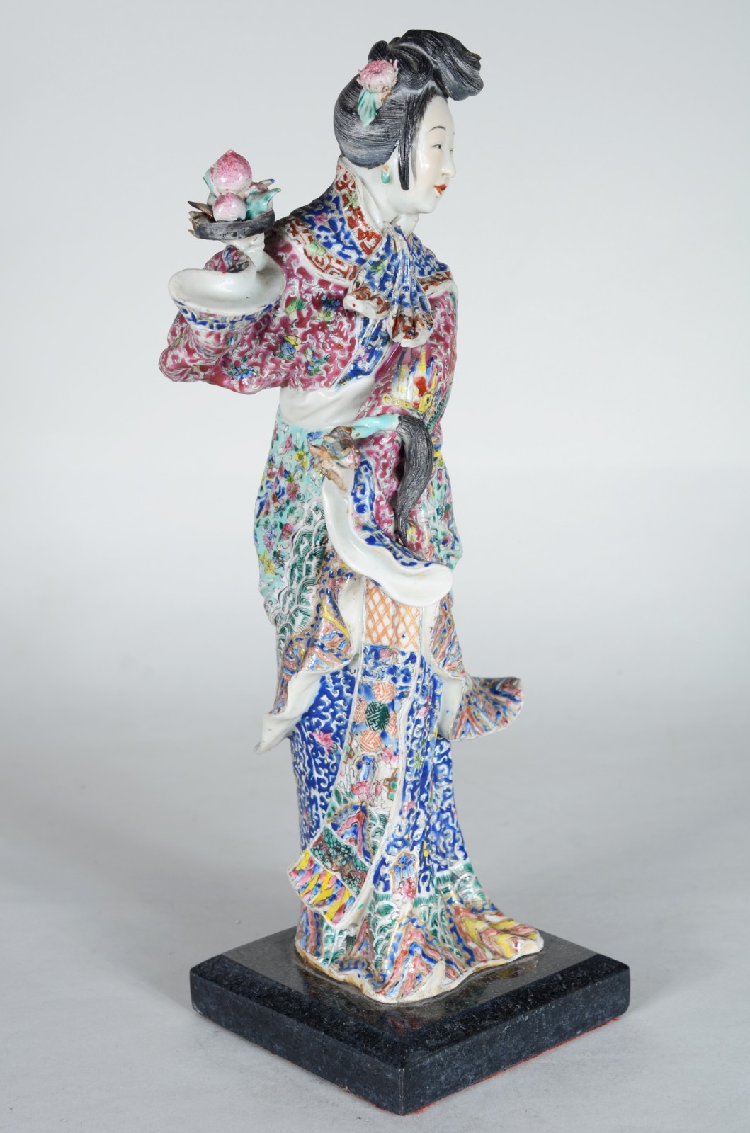 Estatueta representando gueixa de porcelana oriental policromada... - foto 2 de 8