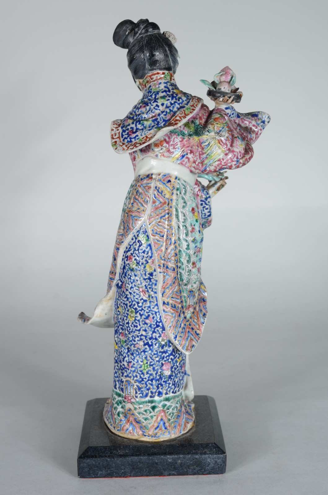 Estatueta representando gueixa de porcelana oriental policromada... - foto 3 de 8