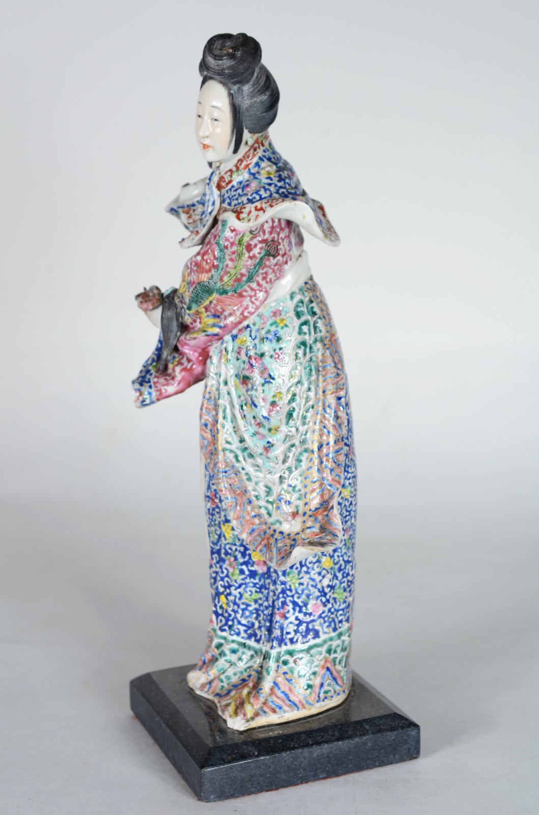 Estatueta representando gueixa de porcelana oriental policromada... - foto 4 de 8