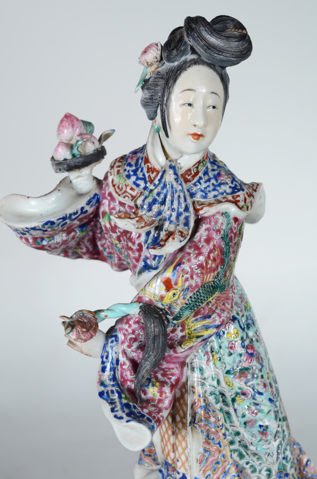 Estatueta representando gueixa de porcelana oriental policromada... - foto 5 de 8