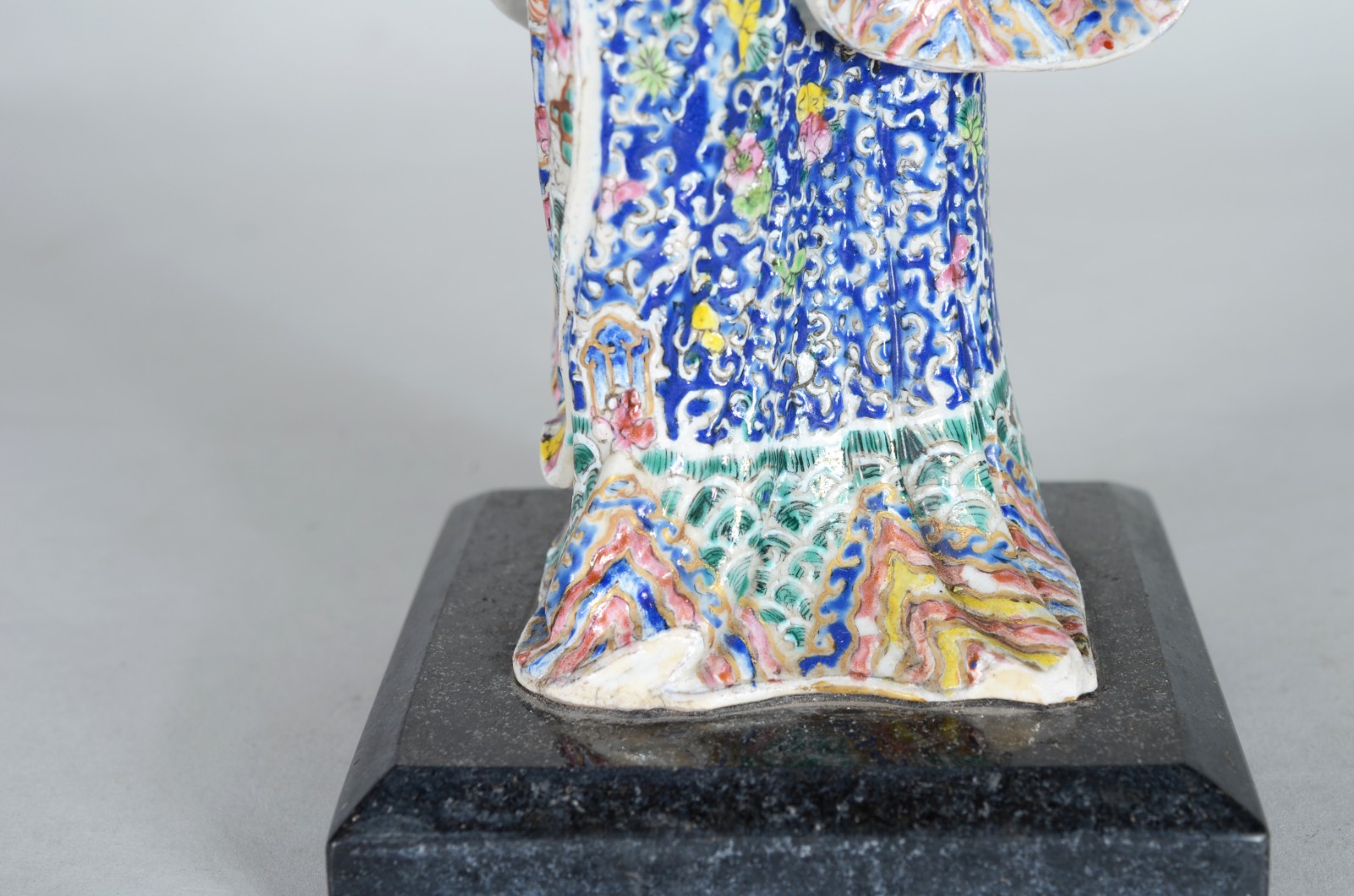 Estatueta representando gueixa de porcelana oriental policromada... - foto 6 de 8