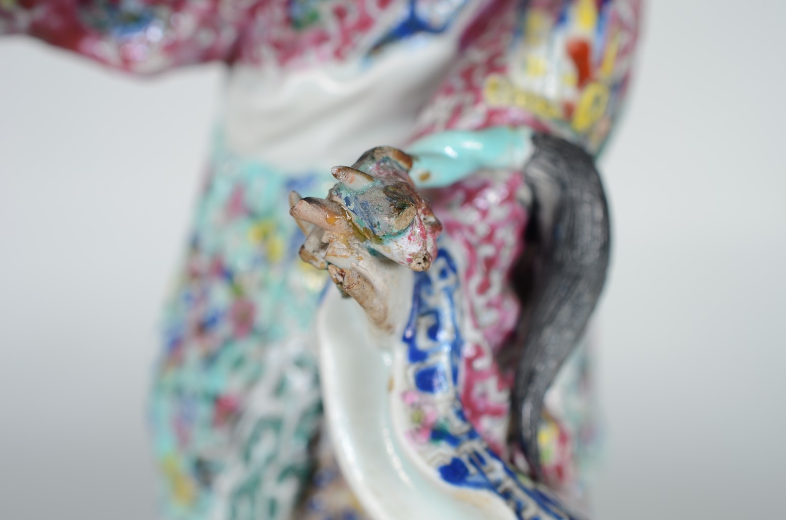 Estatueta representando gueixa de porcelana oriental policromada... - foto 7 de 8