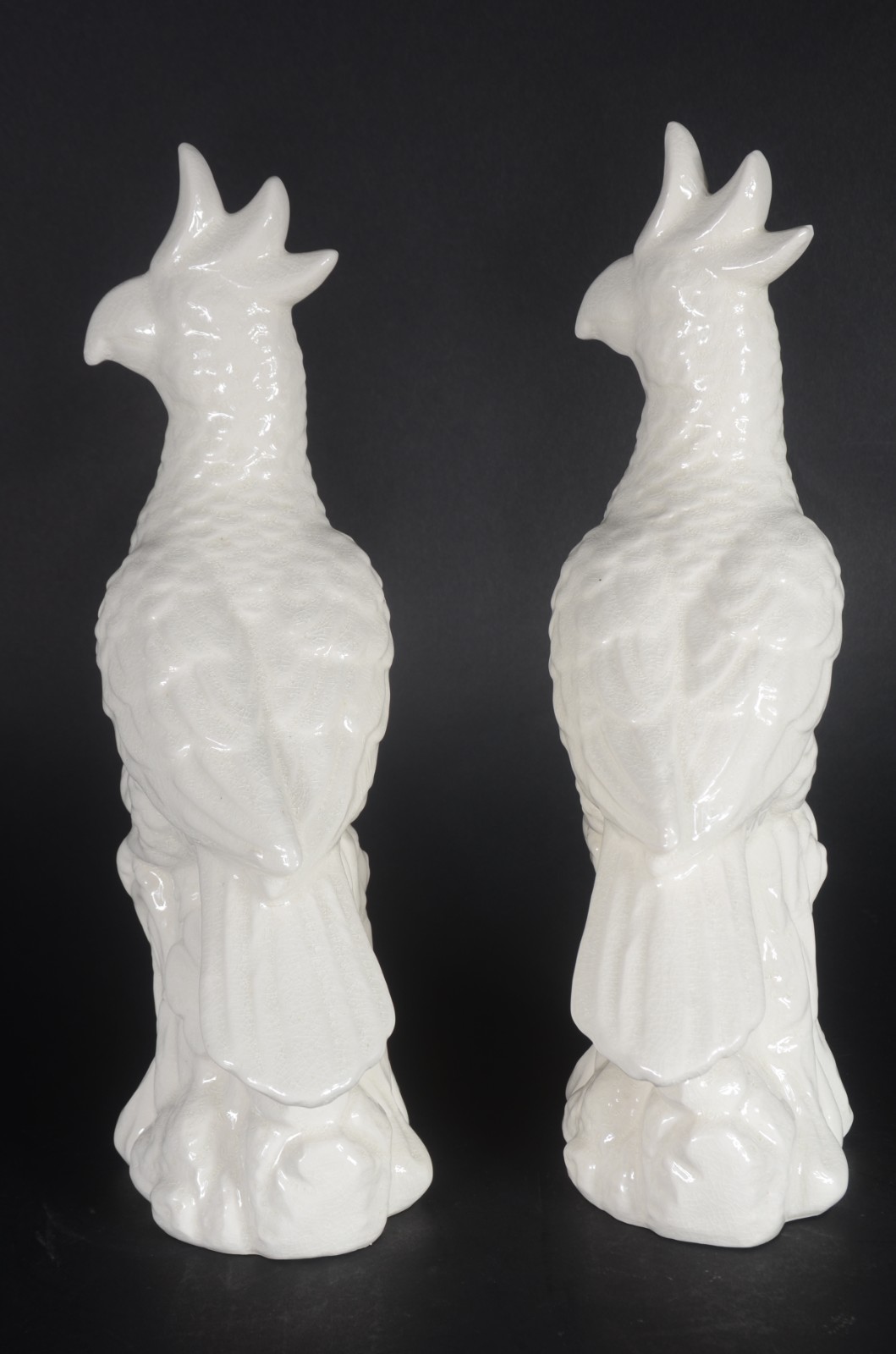 Par de estatuetas de cerâmica branca representando pássaros. Um deles... - foto 4 de 7