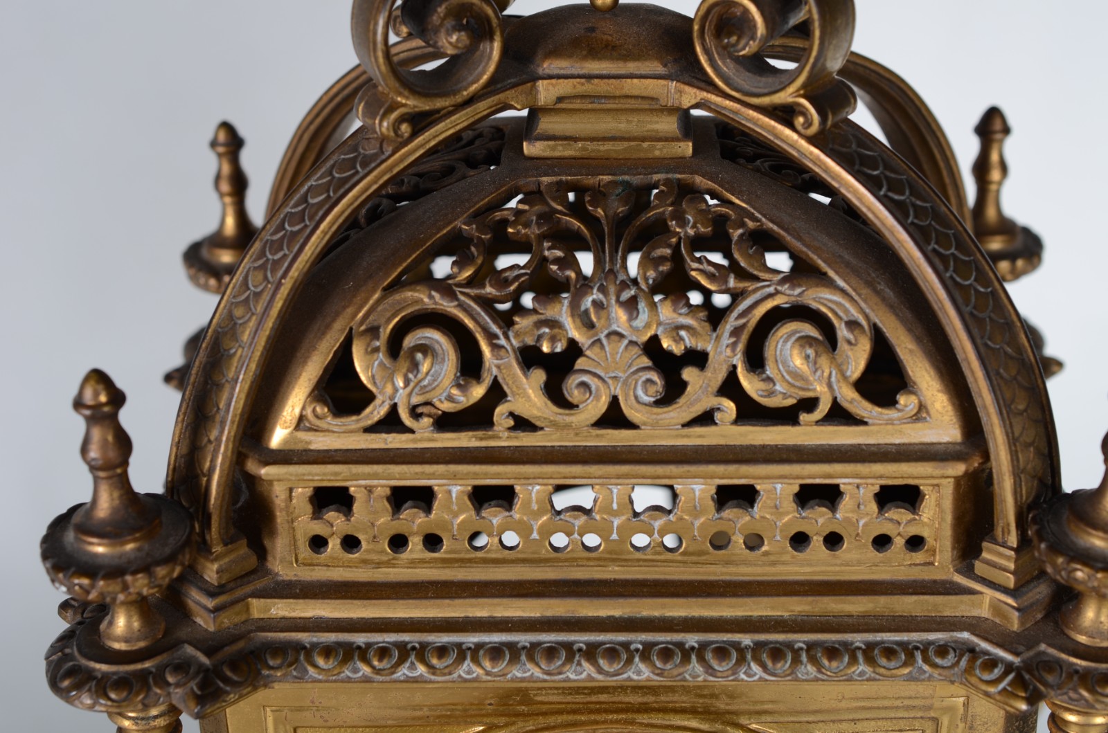 Relógio de mesa de bronze europeu ricamente trabalhado, adornado na... - foto 4 de 11