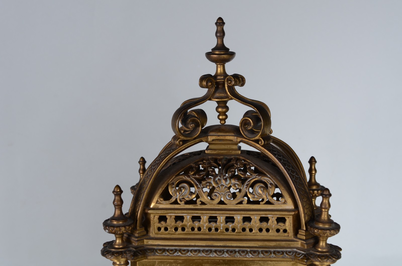 Relógio de mesa de bronze europeu ricamente trabalhado, adornado na... - foto 5 de 11