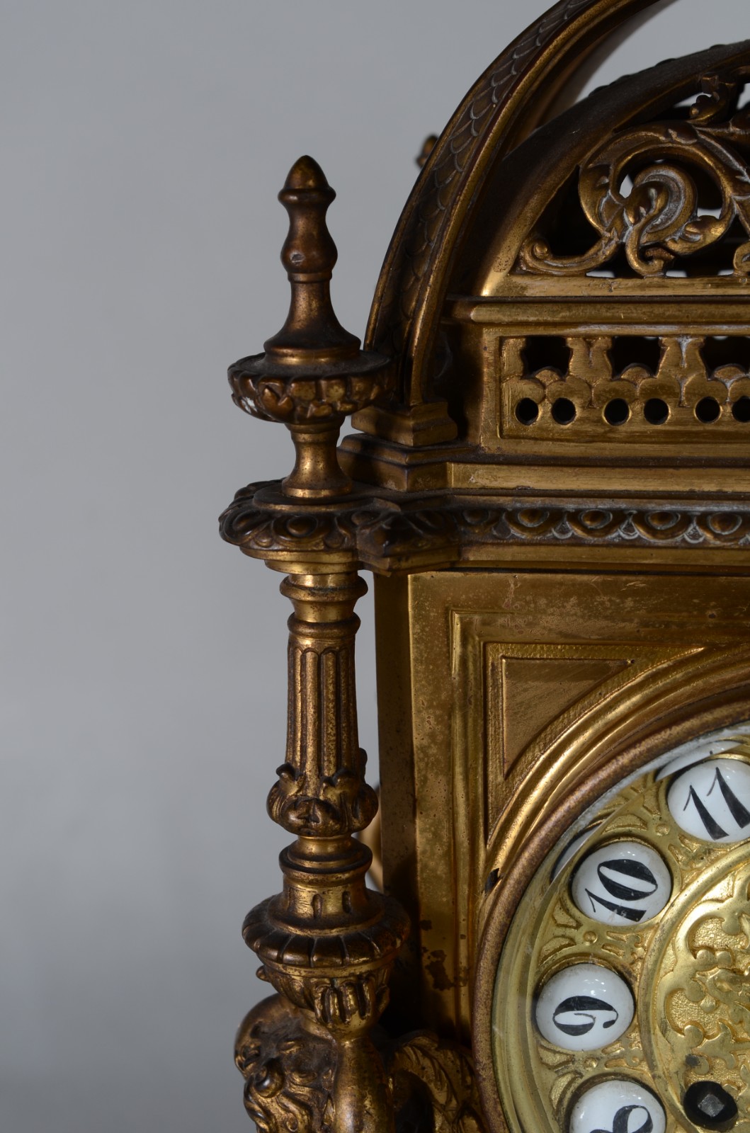 Relógio de mesa de bronze europeu ricamente trabalhado, adornado na... - foto 6 de 11