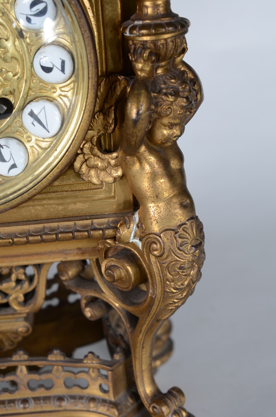 Relógio de mesa de bronze europeu ricamente trabalhado, adornado na... - foto 7 de 11