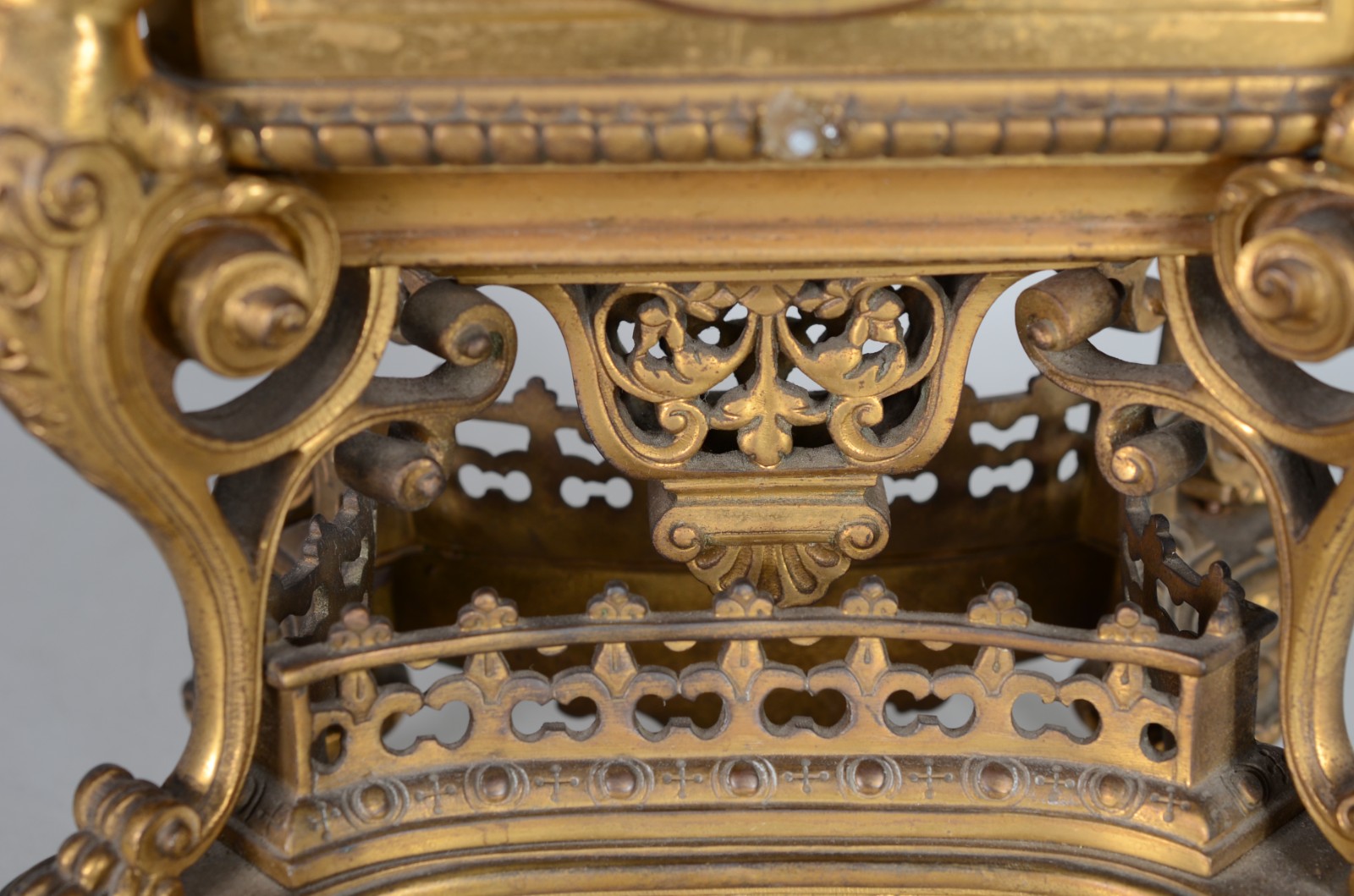 Relógio de mesa de bronze europeu ricamente trabalhado, adornado na... - foto 8 de 11