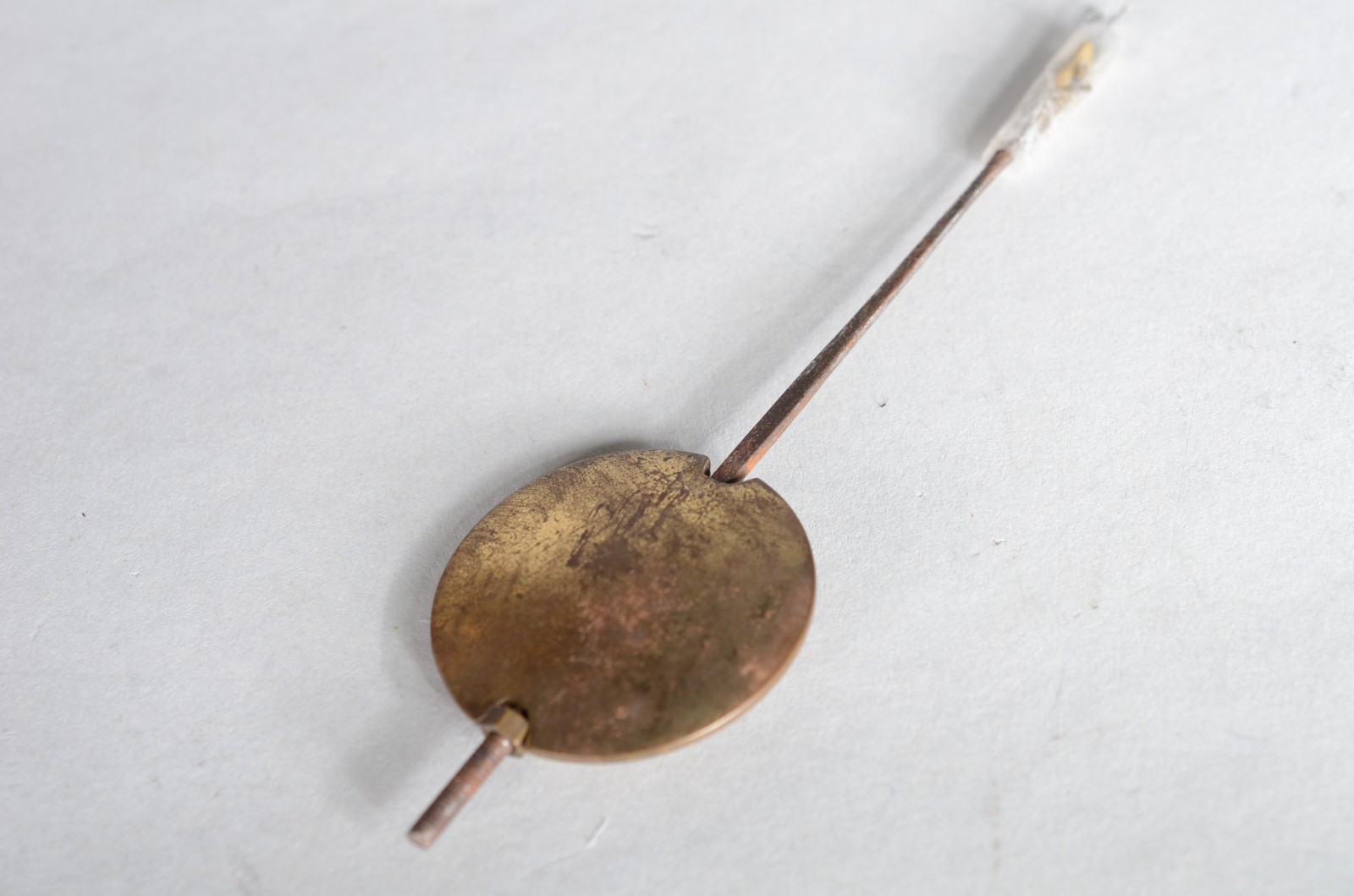 Relógio de mesa de bronze europeu ricamente trabalhado, adornado na... - foto 11 de 11