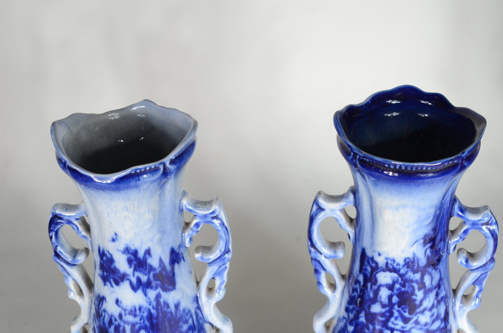 Par de ânforas de cerâmica decoradas em tons de azul, bordas... - foto 6 de 7