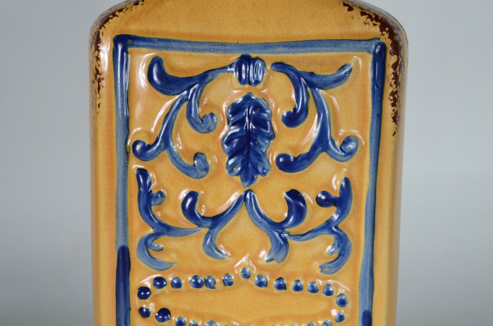 Potiche decorativo de cerâmica vitrificada na cor amarela com... - foto 5 de 9