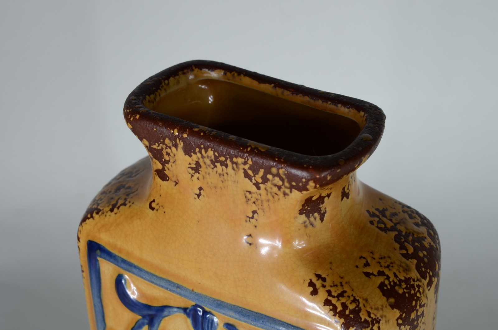 Potiche decorativo de cerâmica vitrificada na cor amarela com... - foto 6 de 9