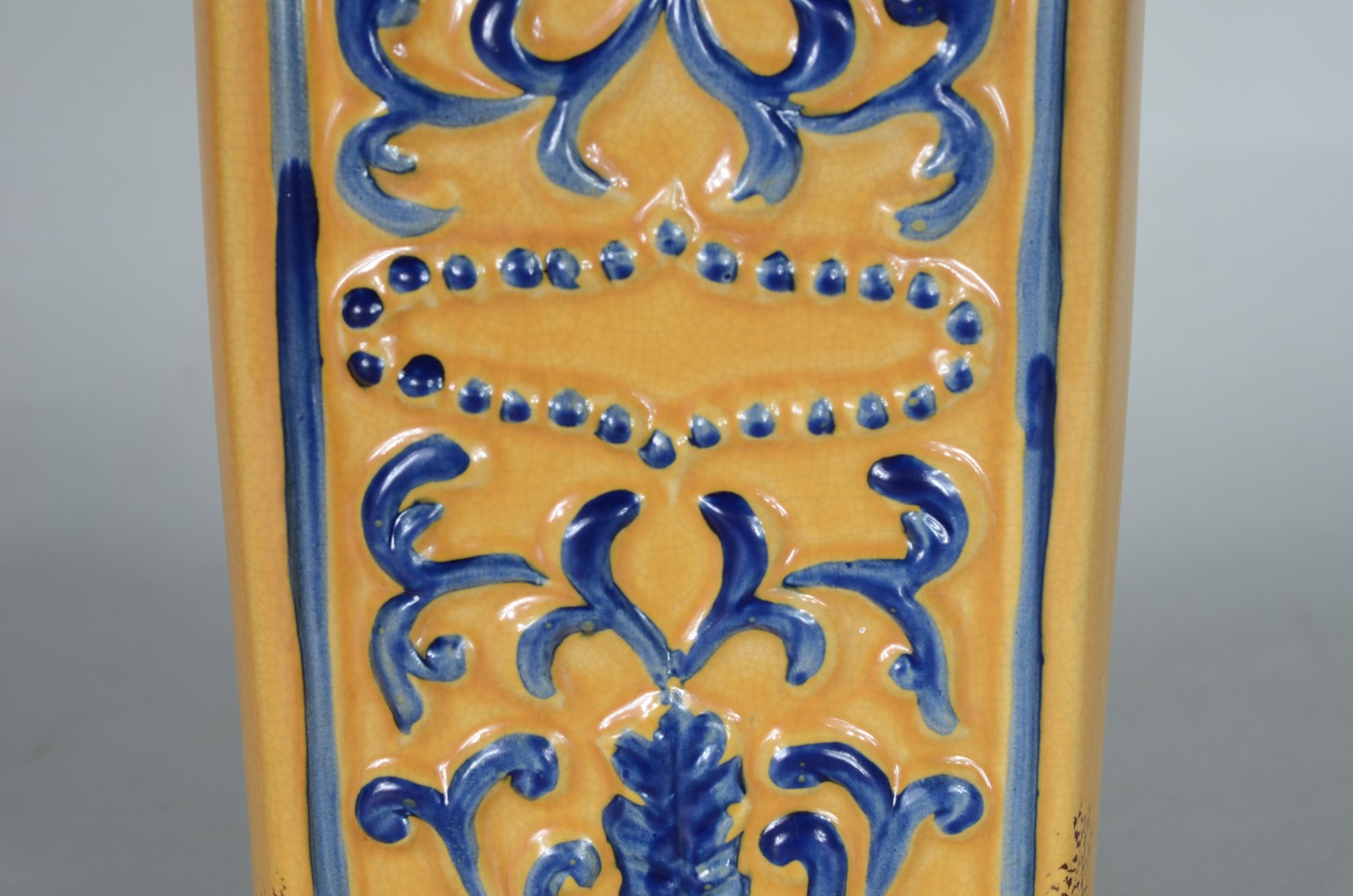 Potiche decorativo de cerâmica vitrificada na cor amarela com... - foto 7 de 9