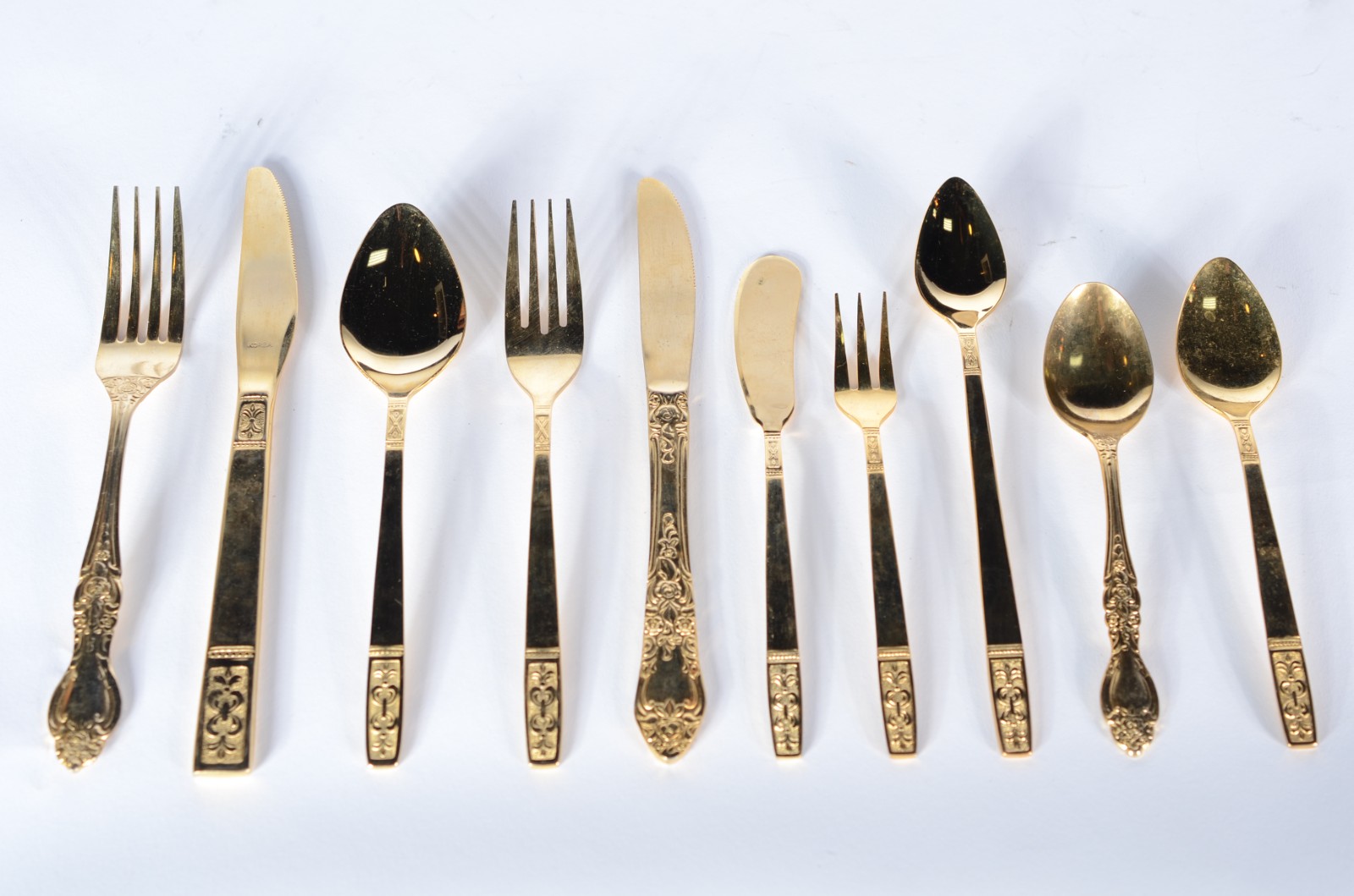 Faqueiro de metal dourado Korea, composto de: 12 colheres, 14 facas... - foto 1 de 10
