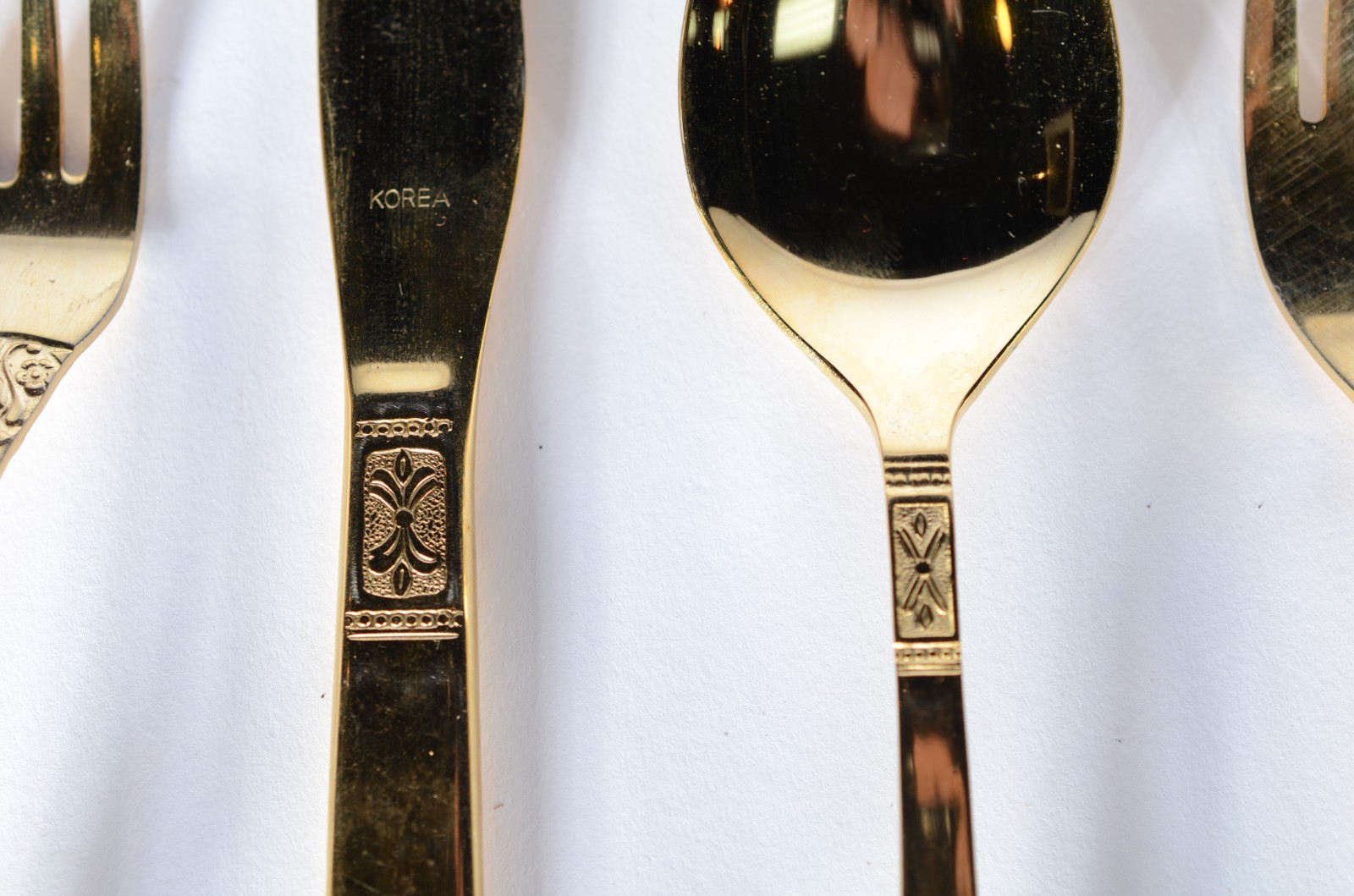 Faqueiro de metal dourado Korea, composto de: 12 colheres, 14 facas... - foto 2 de 10