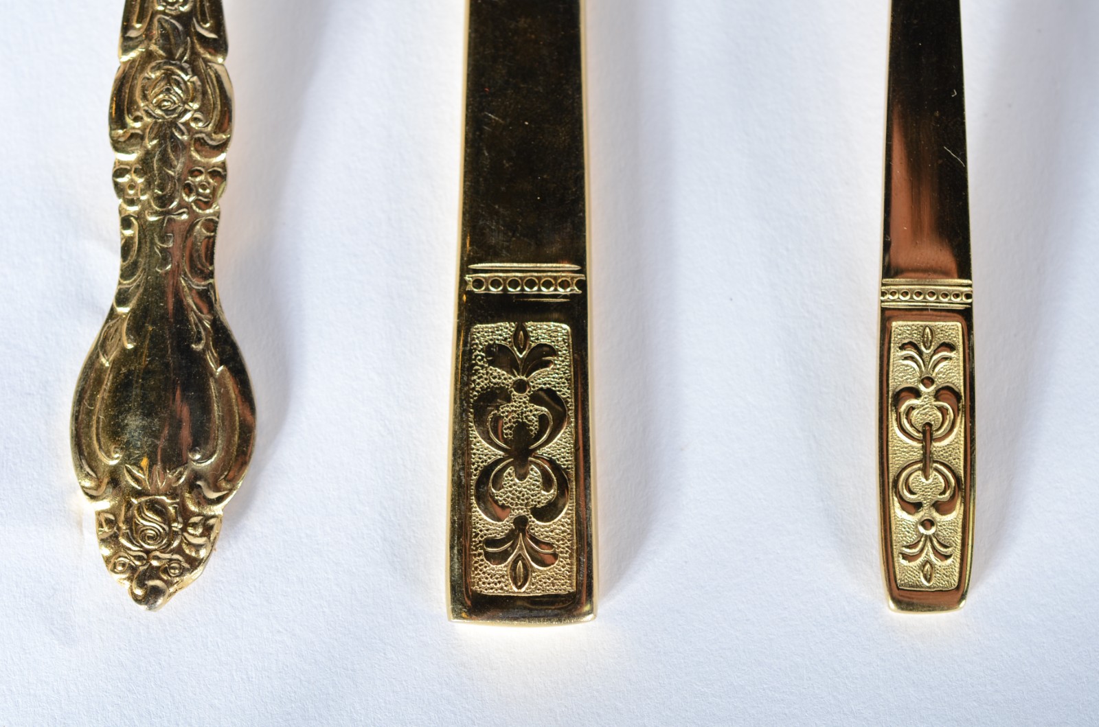 Faqueiro de metal dourado Korea, composto de: 12 colheres, 14 facas... - foto 4 de 10
