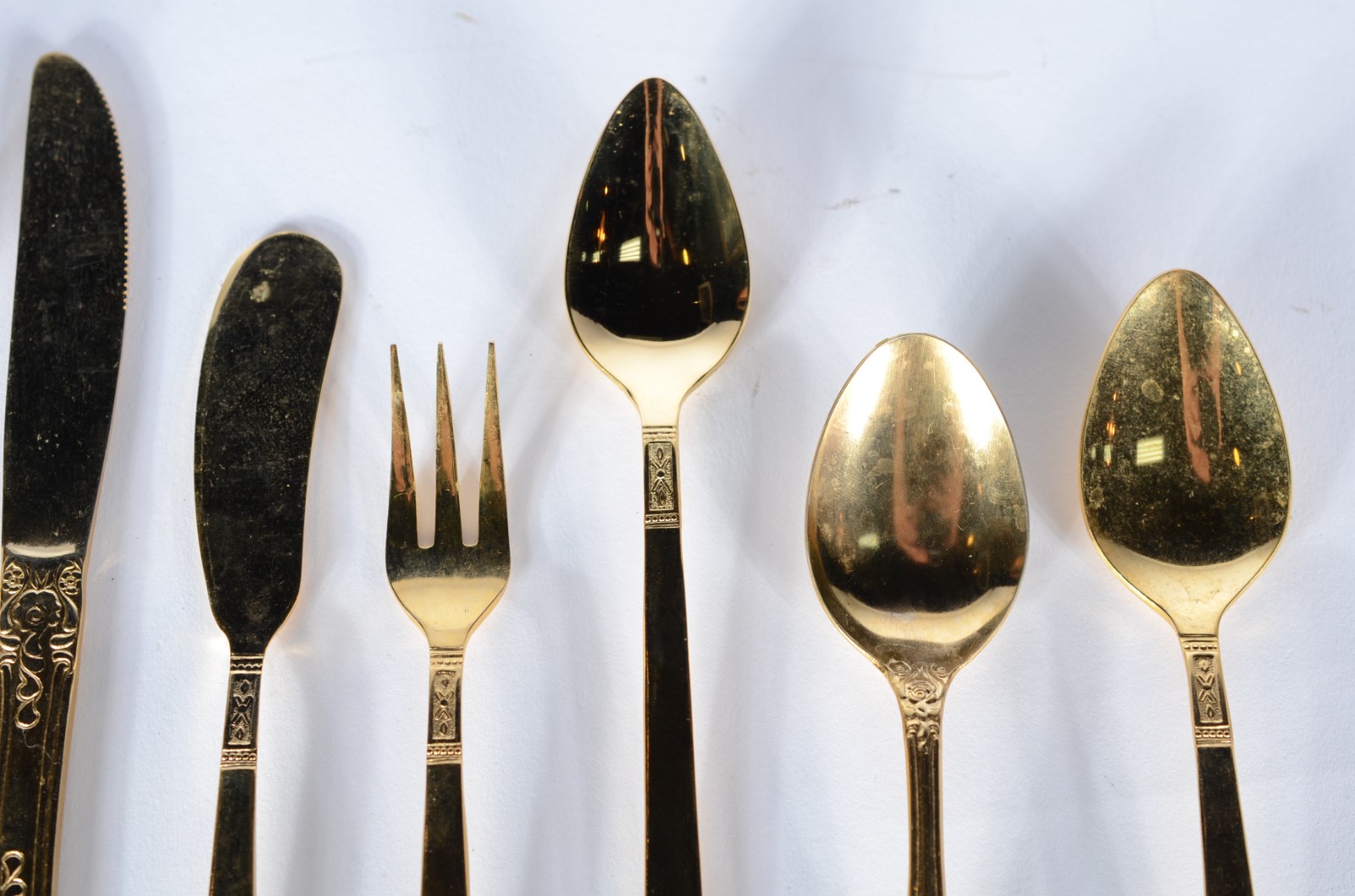 Faqueiro de metal dourado Korea, composto de: 12 colheres, 14 facas... - foto 5 de 10