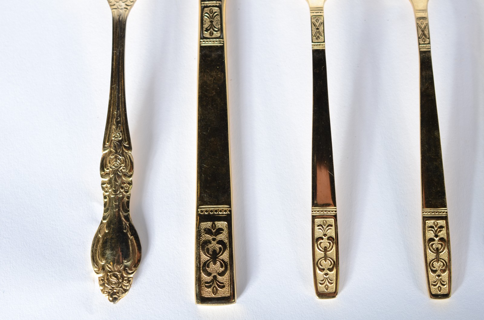 Faqueiro de metal dourado Korea, composto de: 12 colheres, 14 facas... - foto 6 de 10