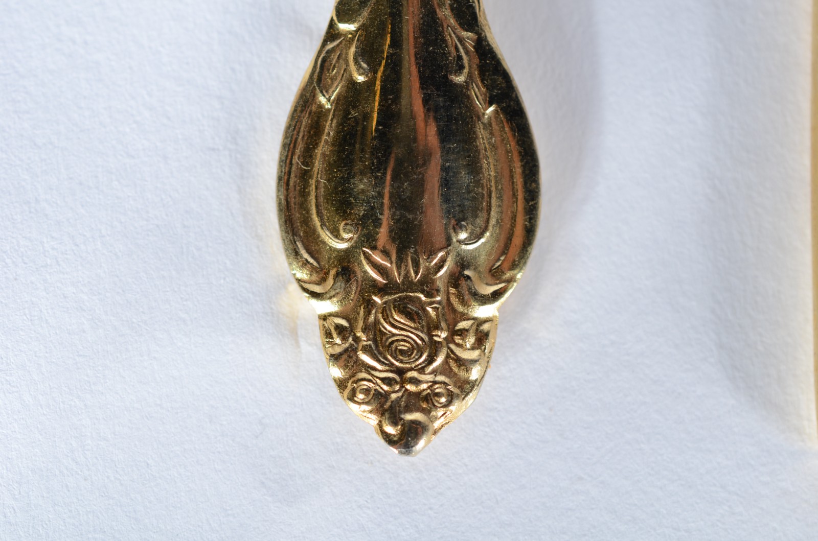 Faqueiro de metal dourado Korea, composto de: 12 colheres, 14 facas... - foto 7 de 10