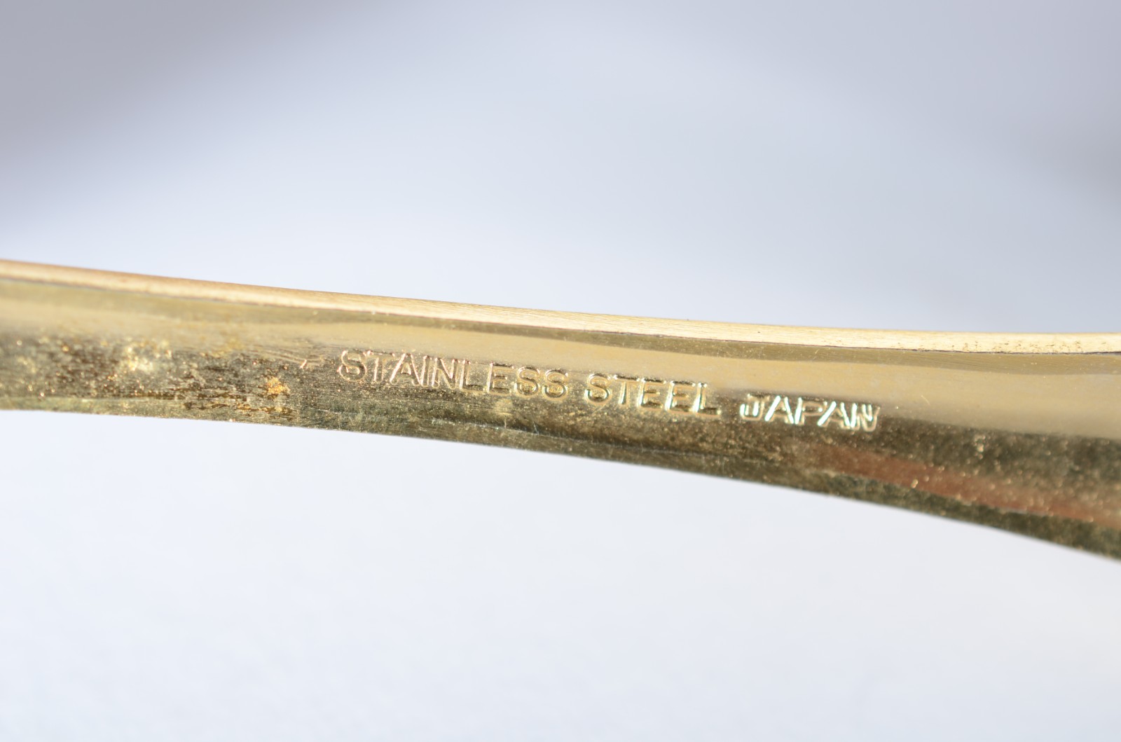 Faqueiro de metal dourado Korea, composto de: 12 colheres, 14 facas... - foto 10 de 10